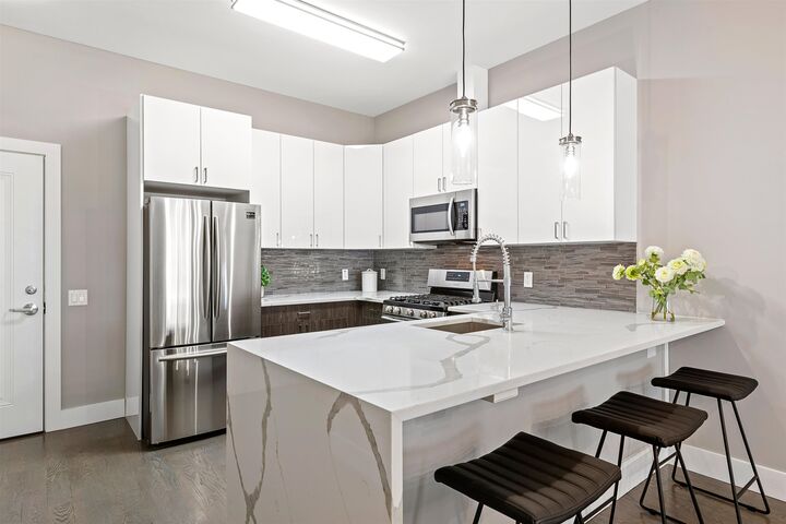 Property Photo:  313 Pine St 205  NJ 07304 