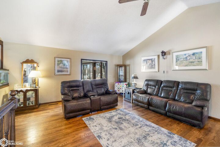 Property Photo: 11 Knollwood Court IA 50401