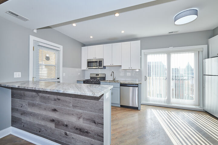 Property Photo:  5709 W Seminole Street 1  IL 60646 