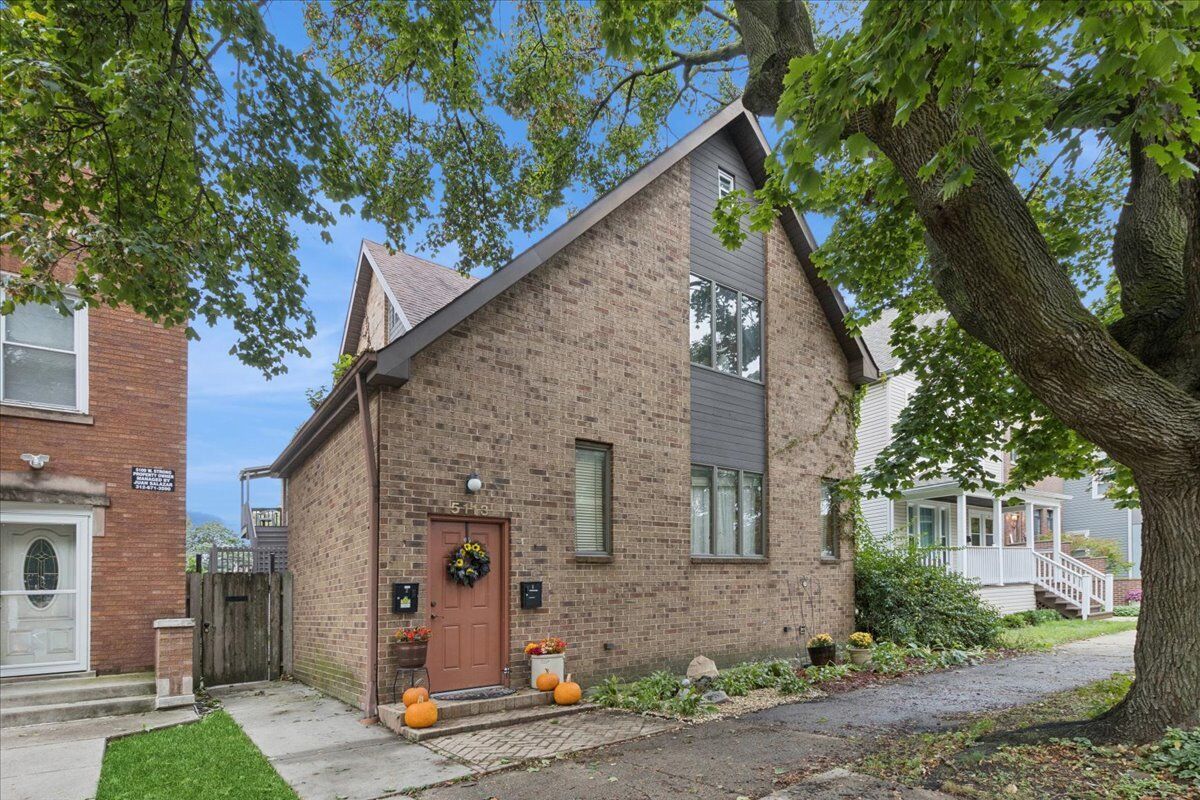 Property Photo:  5113 W Strong Street  IL 60630 