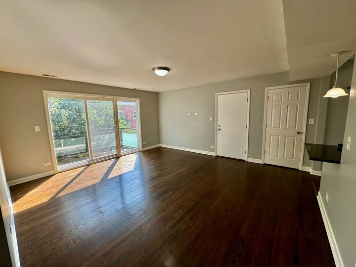 Property Photo:  6433 N Damen Avenue 3E  IL 60645 