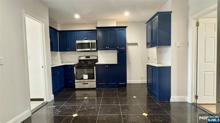 Property Photo:  17 Cleveland Avenue 3  NJ 07029 