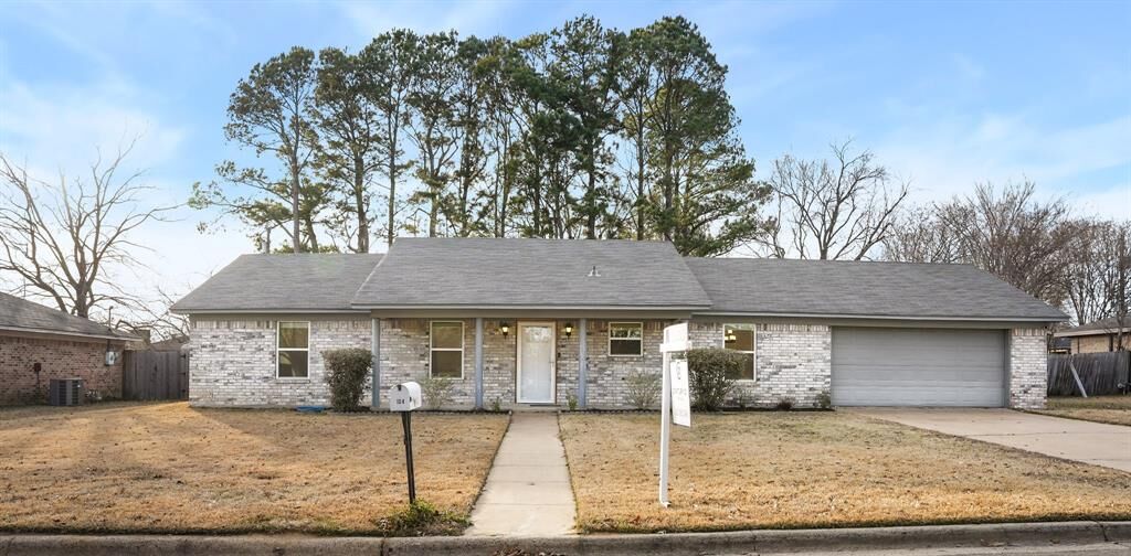 Property Photo:  104 Kimberly Street  TX 75482 