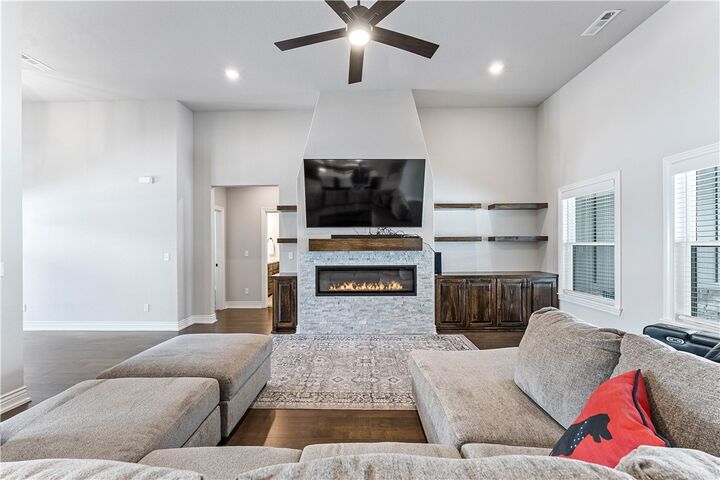 Property Photo:  1900 Strong Avenue  AR 72751 