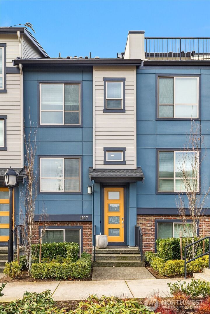 Property Photo:  1027  6th Walk  NE  WA 98029 