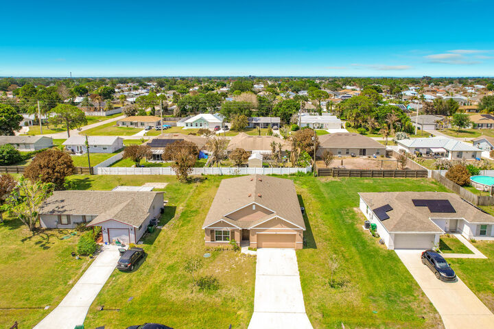 Property Photo:  525 SW Twig Avenue  FL 34983 
