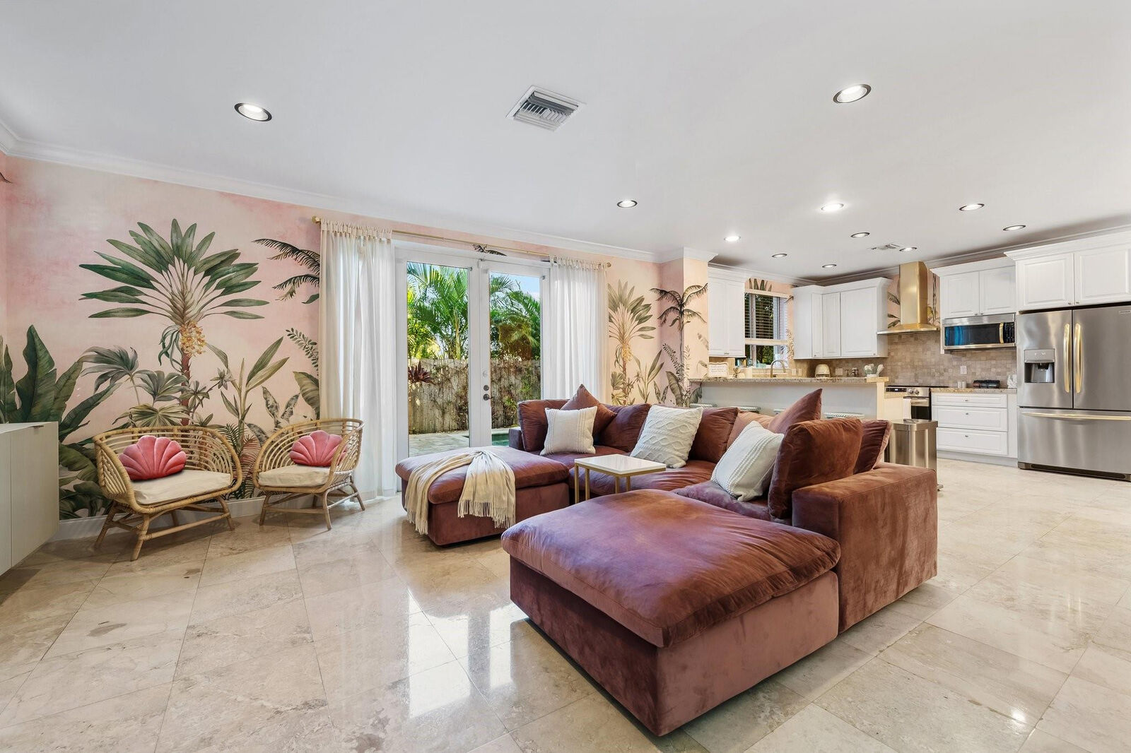 Property Photo:  1703 NE 11th Street 1703  FL 33304 