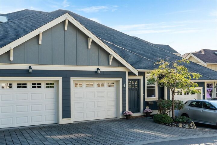 Property Photo:  4583 Wilkinson Rd 4  BC V8Z 5C3 