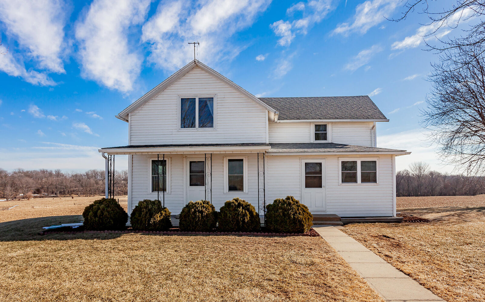 Property Photo:  456 W Avenue  IA 50014 
