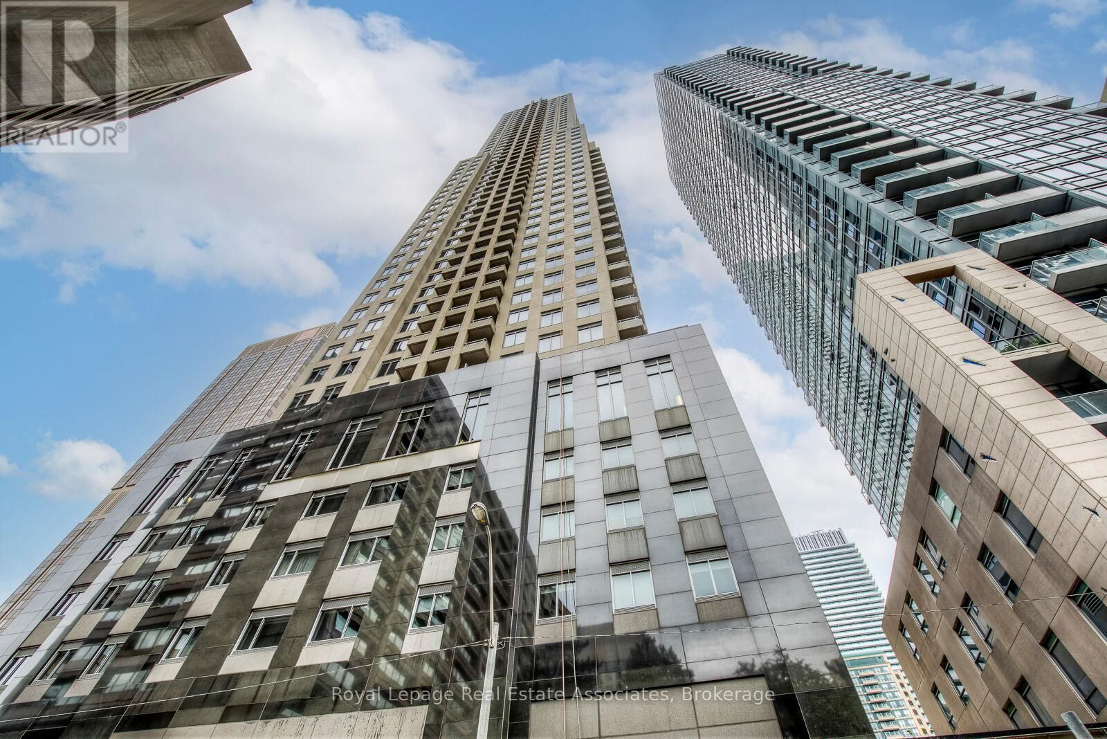 Property Photo:  35 Balmuto Street 2401  ON M4Y 0A3 