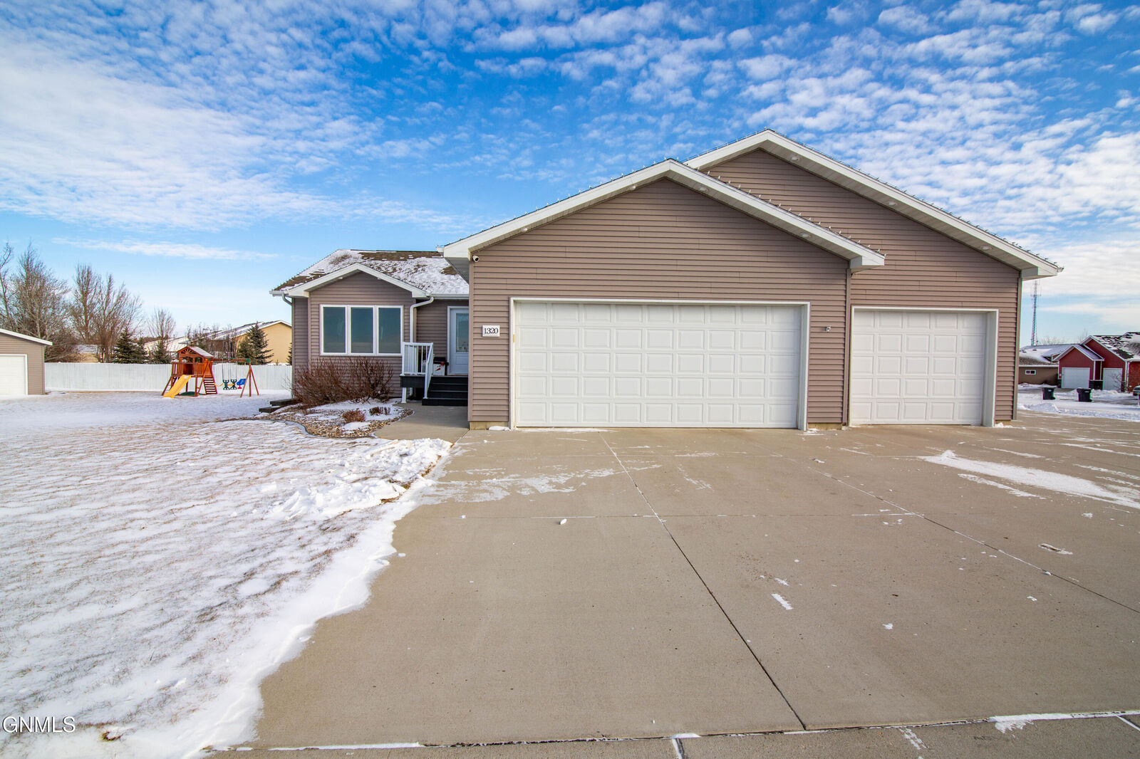Property Photo:  1320 Nordland Way SE  ND 58554 