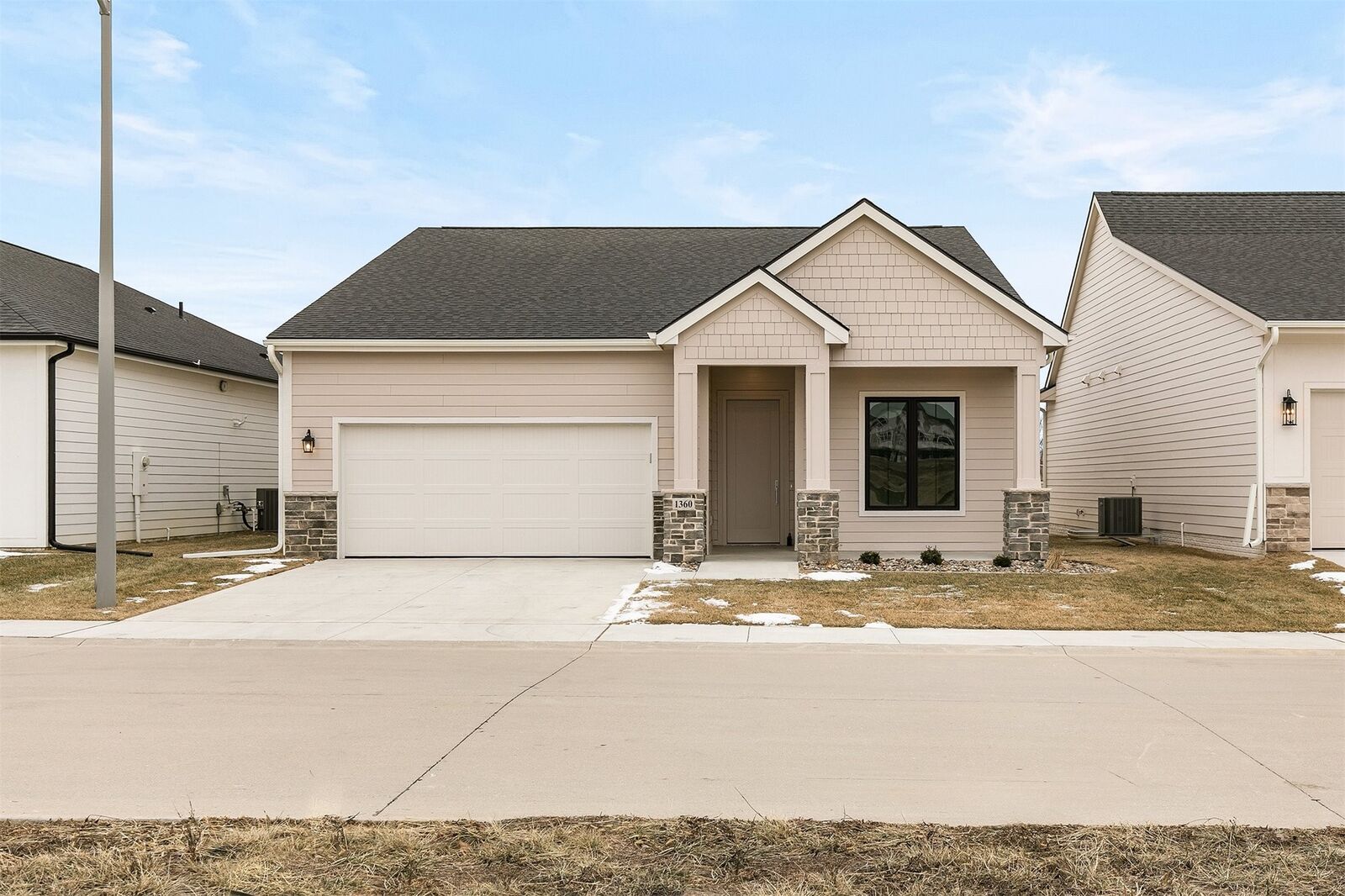 Property Photo:  1360 SE Menlo Drive  IA 50263 
