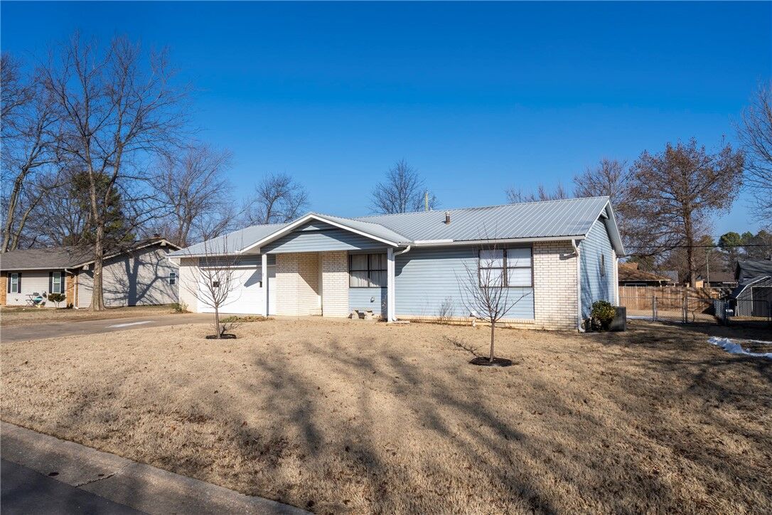 Property Photo: 2019 W Tulsa Street AR 72761