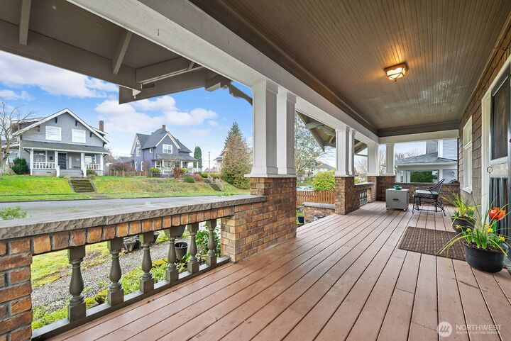 Property Photo:  3231  Grand Avenue  WA 98201 