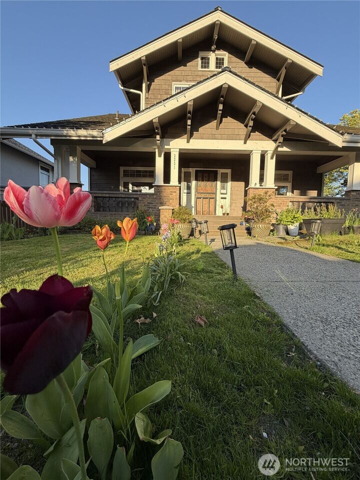 Property Photo:  3231  Grand Avenue  WA 98201 