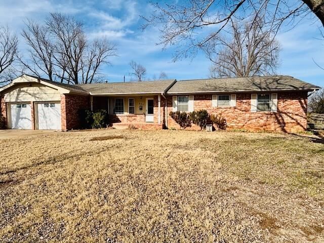 Property Photo:  924 W Eskridge Avenue  OK 74075 