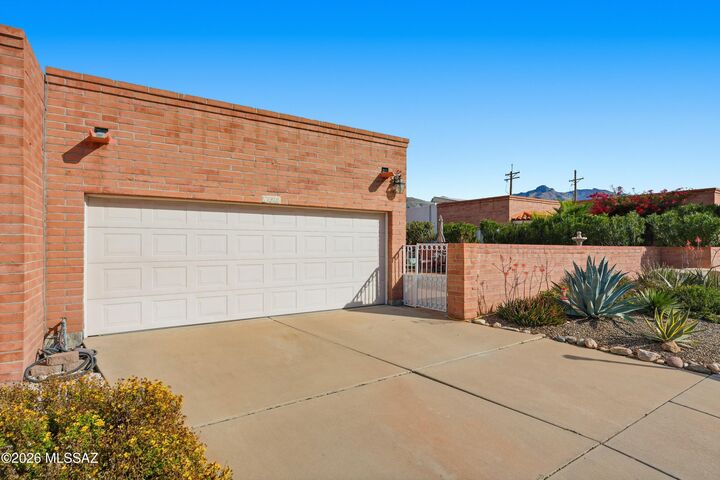 Property Photo: 190 W Greer Lane AZ 85704