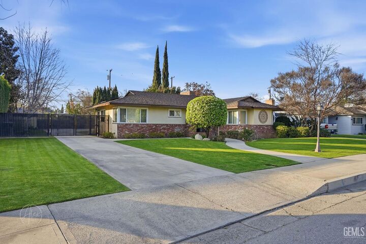 Property Photo:  2441 Cedar Street  CA 93301 