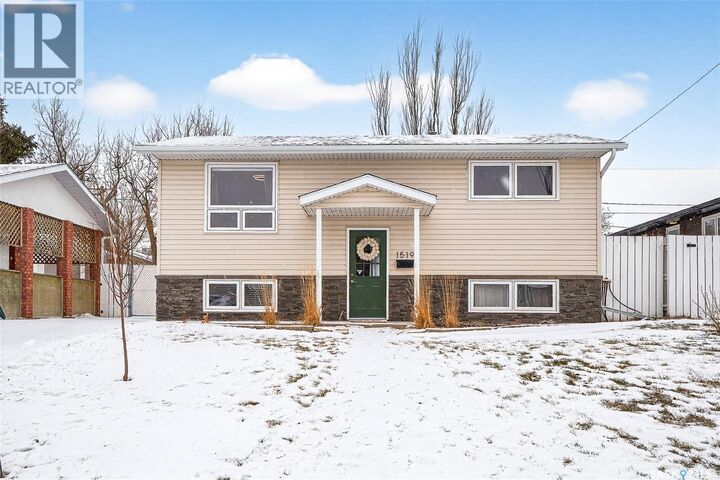 Property Photo:  1519 Grandview Street W  SK S6H 6R4 