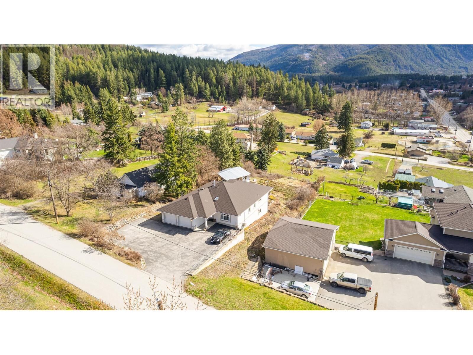 Photo de la propriété:  104 26th Avenue North  BC V0B 1G1 