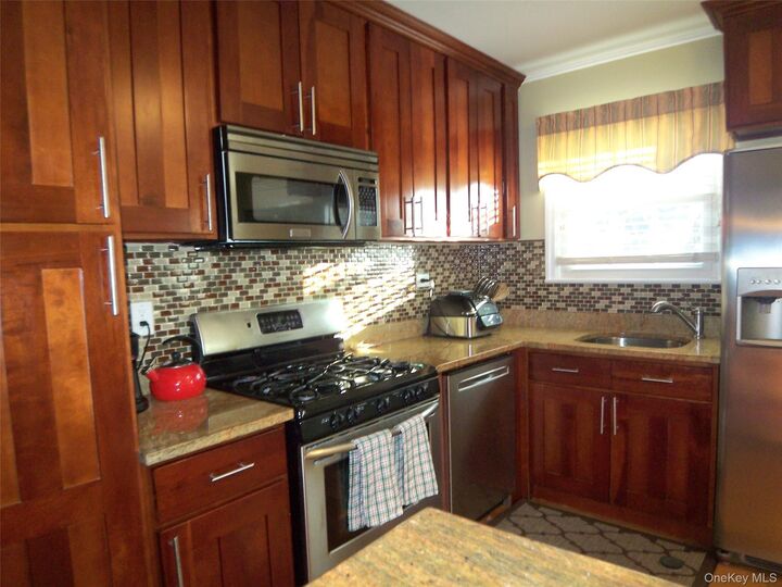 Property Photo:  40 Harding Parkway  NY 10552 