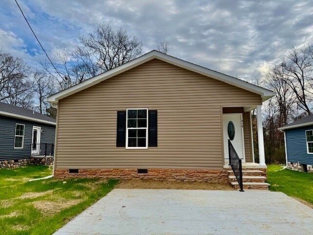 Property Photo:  419 W Waggoner St  TN 37388 