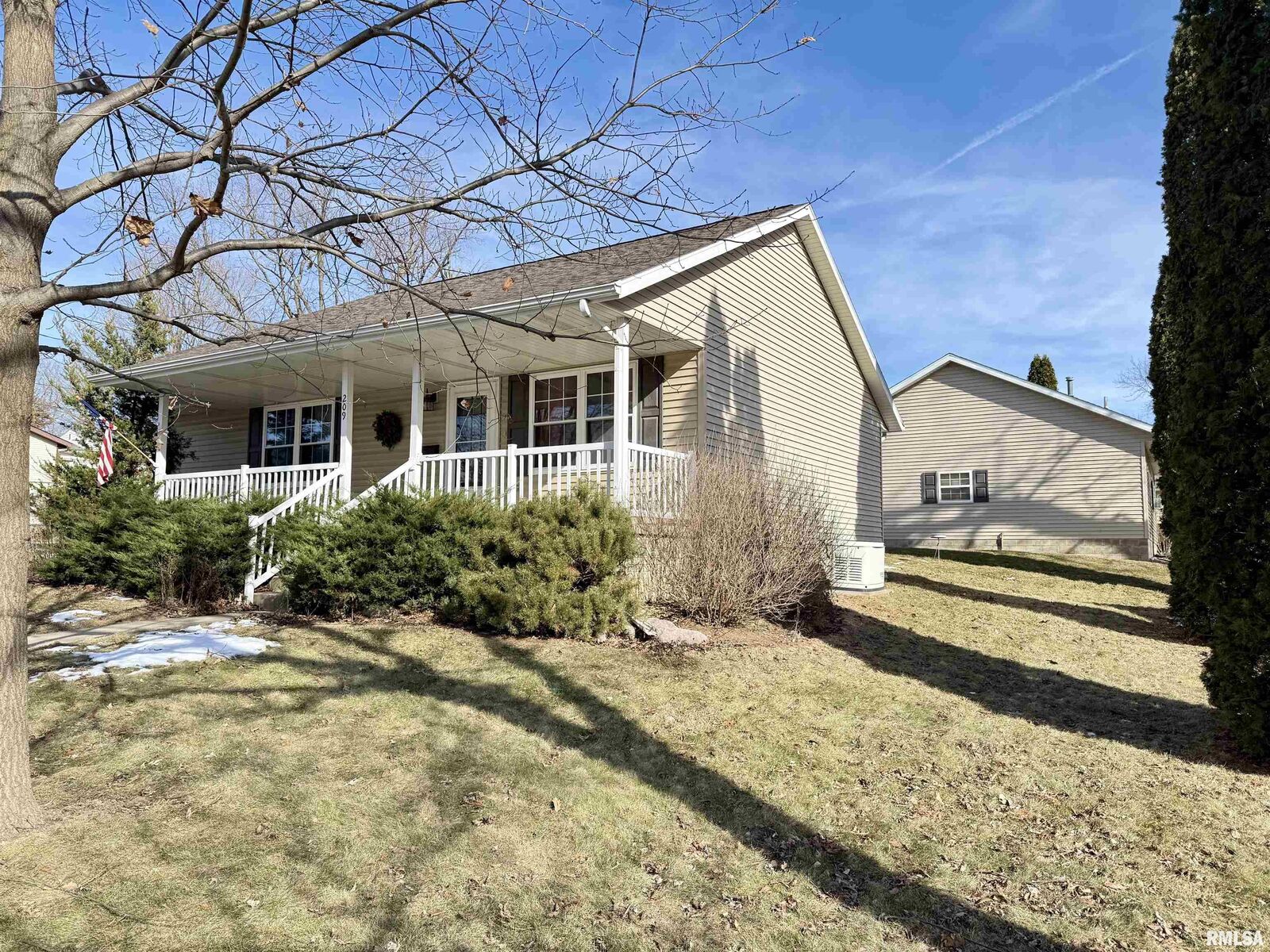 Property Photo:  209 S Henry Street  IL 61530 
