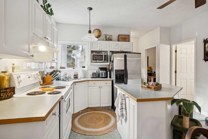 Property Photo: 622 56 Avenue SW 102 AB T2V 0G8