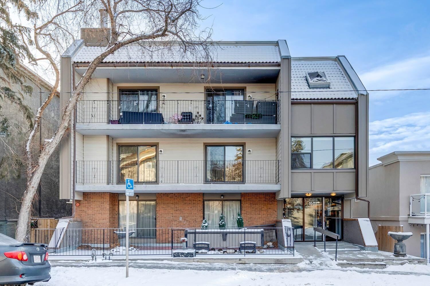 Property Photo: 1607 26 Avenue SW 6 AB T2T 1C7