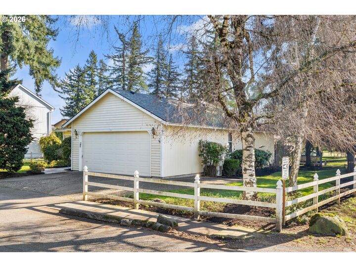Property Photo:  322 SE 151st Ave  OR 97233 