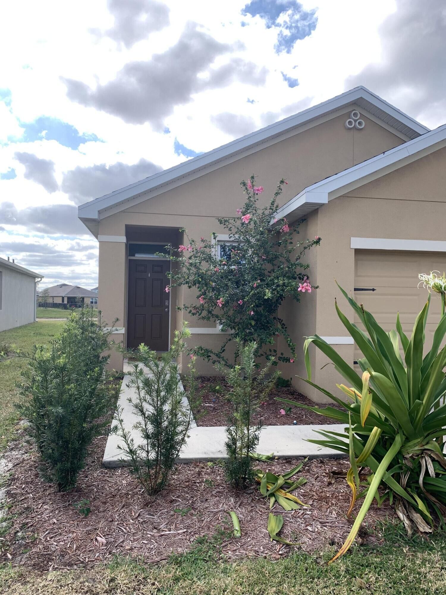 Property Photo: 10958 SW Robbia Way FL 34987