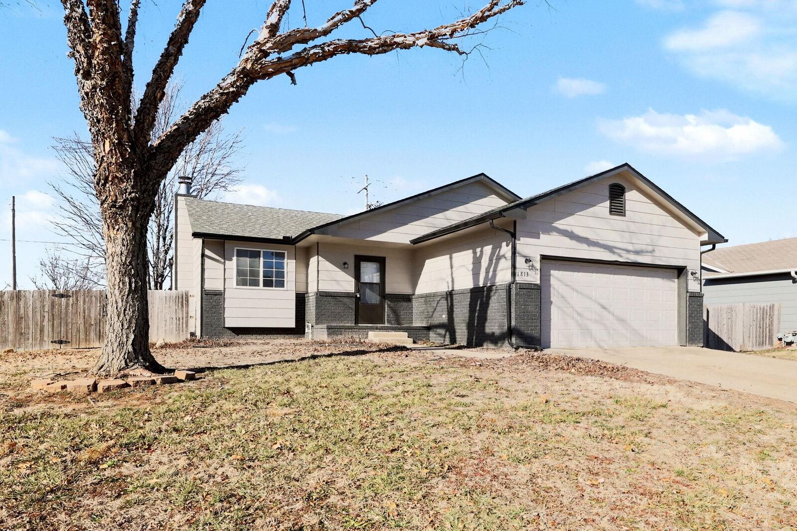 Property Photo:  1813 N Pine Grove St  KS 67212 