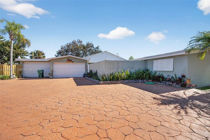 Property Photo: 9401 SW 97th Ave FL 33176