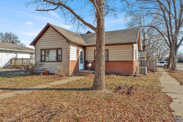 Property Photo:  700 Oak St  KS 66547 