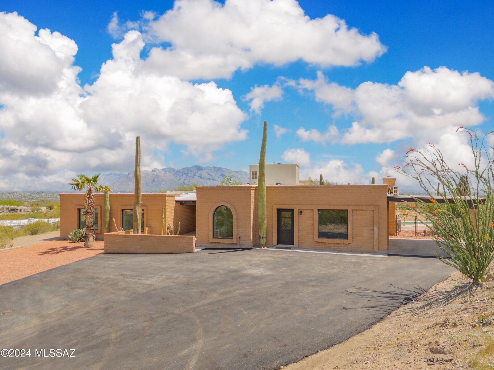 Tucson Ranchettes Drive House for sale in Tucson: 4330 N Paseo De Los Rancheros, Tucson, AZ 85745