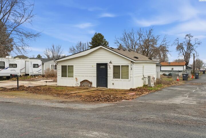 Property Photo:  306 E 5th St  WA 98857 