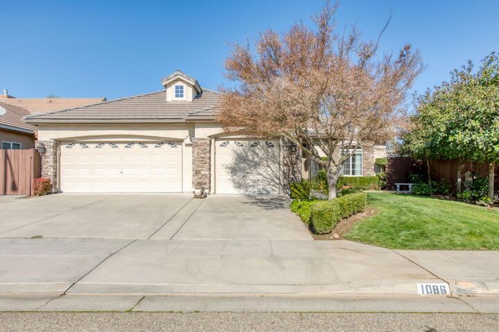 Property Photo:  1086 E Olympic Drive  CA 93730 