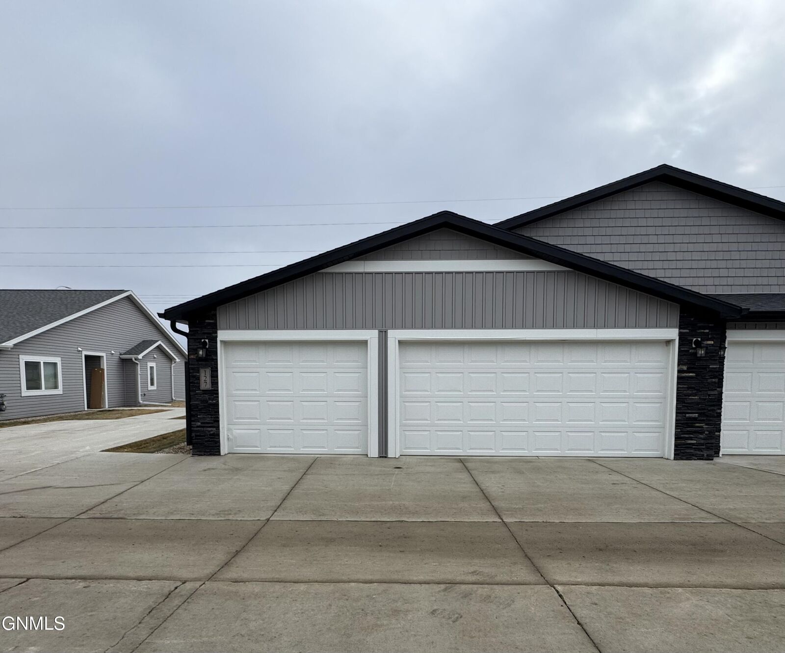 Property Photo:  127 Kenner Loop  ND 58504 