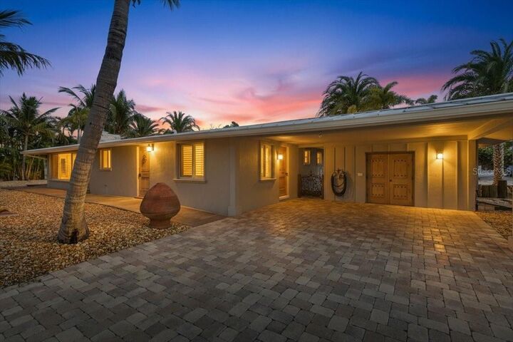 Property Photo: 834 Jungle Queen Way FL 34228