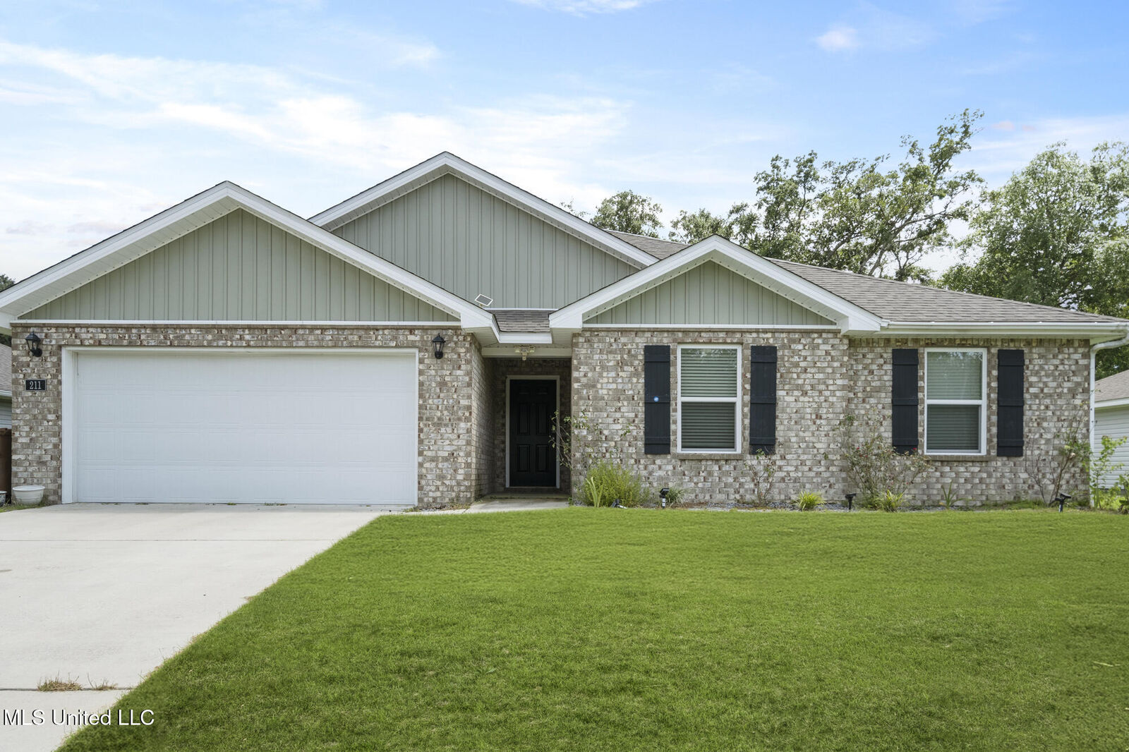 Property Photo:  211 Hawthorne Drive  MS 39560 