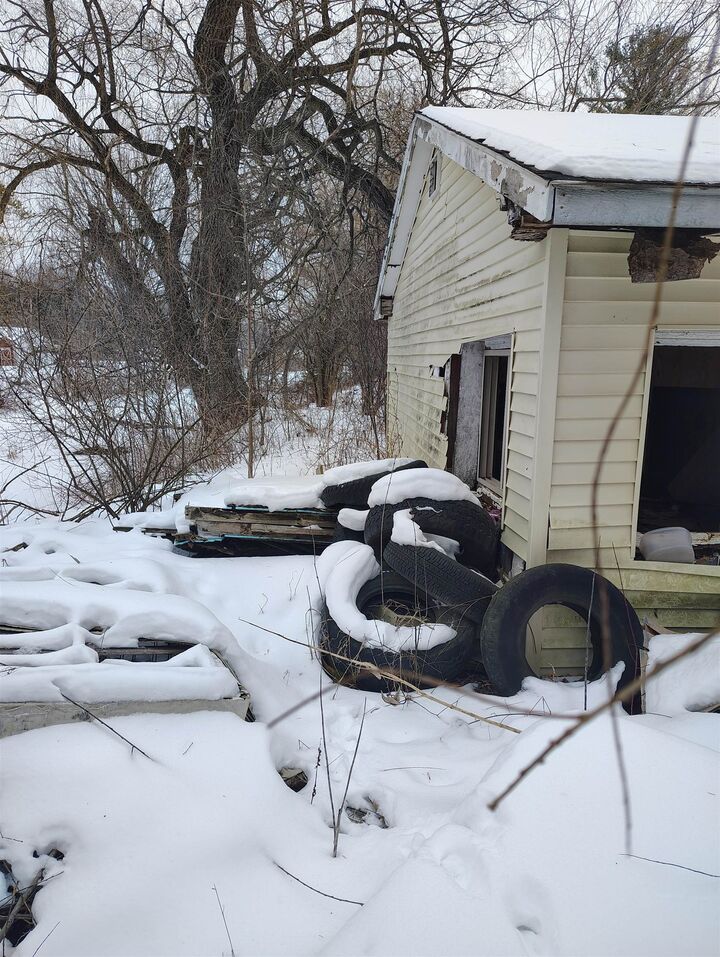 Property Photo:  2742 Parkway Court  MI 48624 