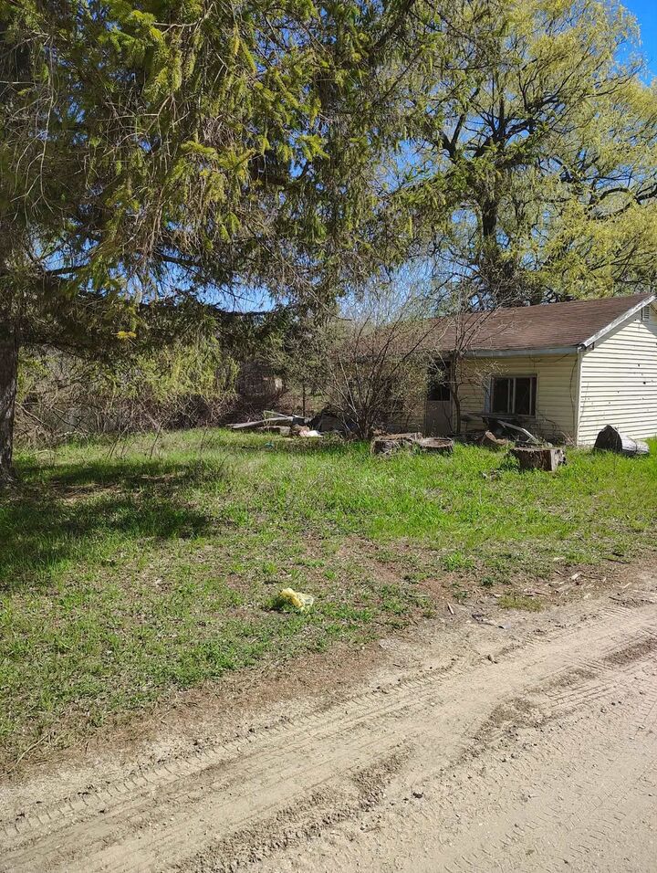 Property Photo:  2742 Parkway Court  MI 48624 