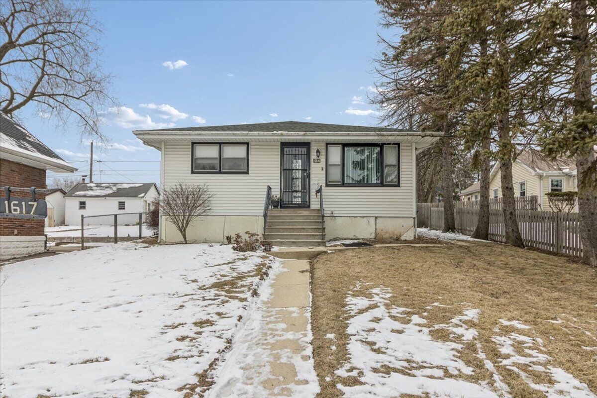 Property Photo: 1617 N Hickory Street IL 60403