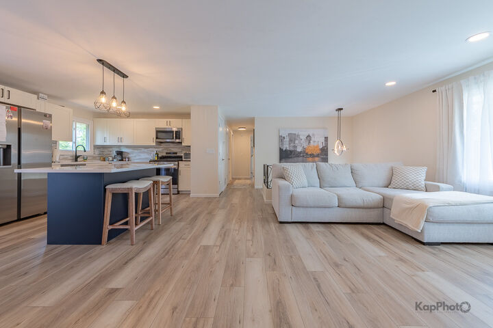 Property Photo:  818 Brentwood Court  IL 60193 