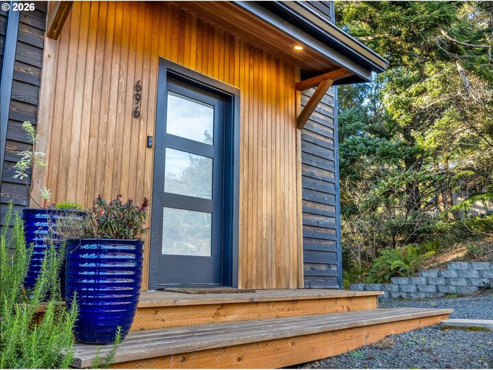 Property Photo:  696 N Spruce St  OR 97110 