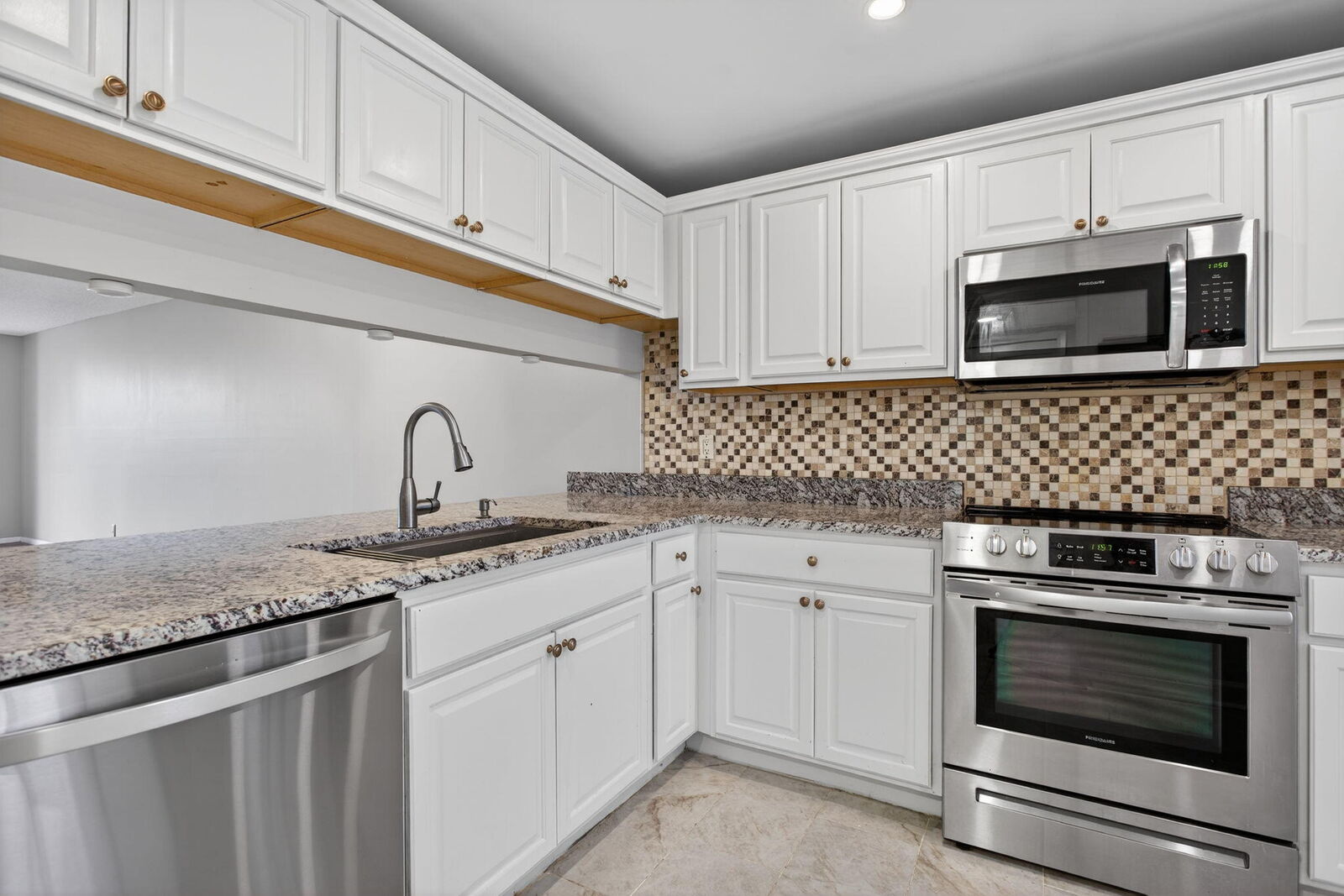 Property Photo:  3503 Oaks Way 405  FL 33069 