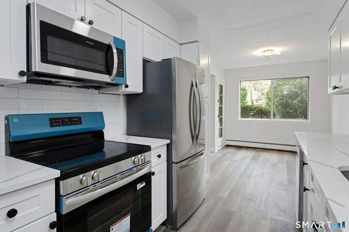 Property Photo:  154 Cold Spring Road Apt 18  CT 06905 