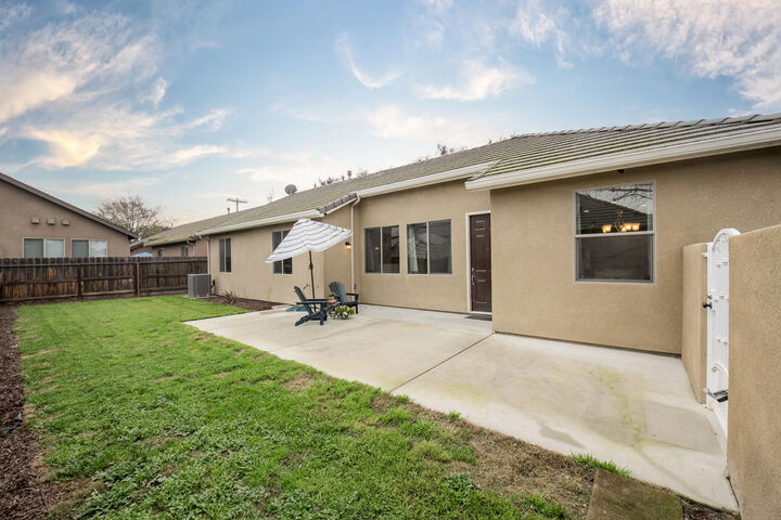 Property Photo: 352 S Wind Court CA 93292