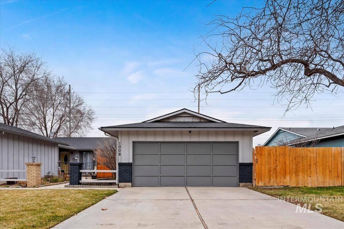 Property Photo: 1008 W Crest Wood Dr ID 83642