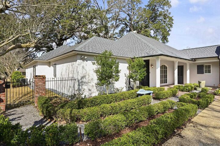 Property Photo:  17628 W Lakeway Ave  LA 70810 